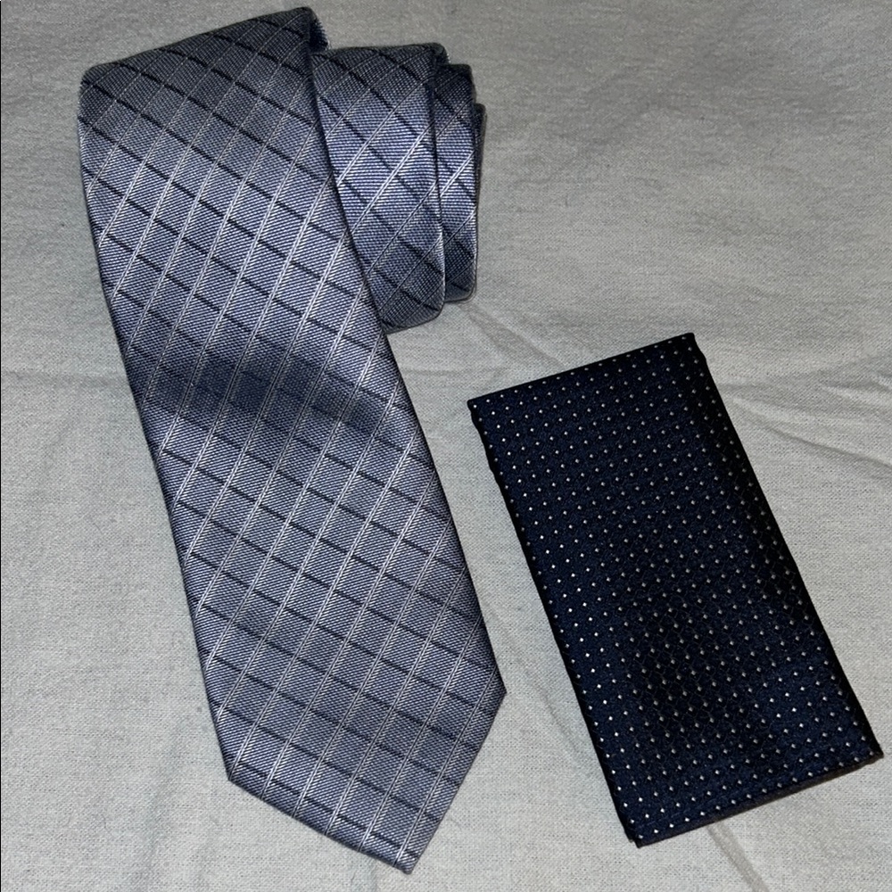 Calvin Klein Tie & Pocket Square Set